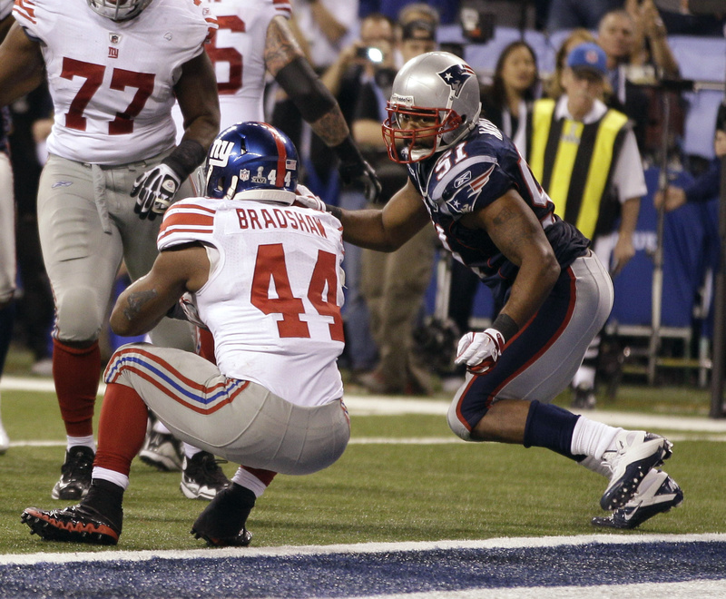 New York Giants running back Ahmad Bradshaw backs into the end zone for the winning touchdown in front of New England Patriots linebacker Jerod Mayo in the final minute of Super Bowl XLVI.