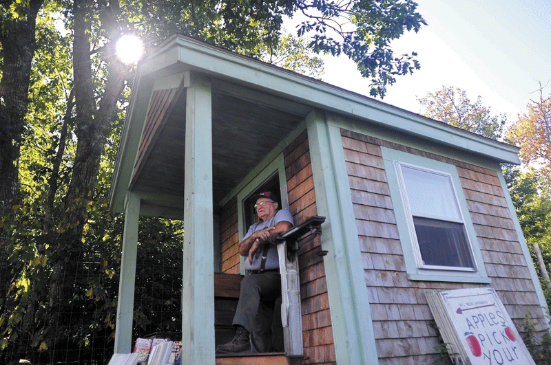 Manley Damren waits by the scales for customers picking apples at Nebo Mountain Orchards in Mount Vernon on Sept. 24, 2009. Damren, who was killed Tuesday night when a car hit him as he drove a lawn tractor near his home, was remembered by one neighbor as “a very hard working man.”