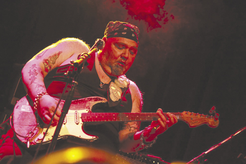 Foto 1: Auch wenn er den meisten Teil seiner Konzerte im Sitzen bestreitet: Ein Auftritt von Popa Chubby ist energiegeladen und musikalisch hochklassig.