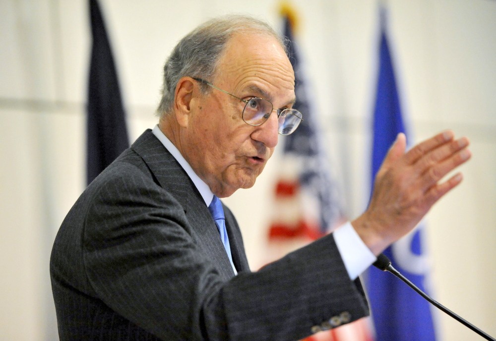 Staff photo by Michael G. SeamansU.S. Sen. George Mitchell introduces former U.S. senator and former majority leader Tom Daschle of South Dakota to deliver the annual George Mitchell International Lecture at Colby College on Wednesday.