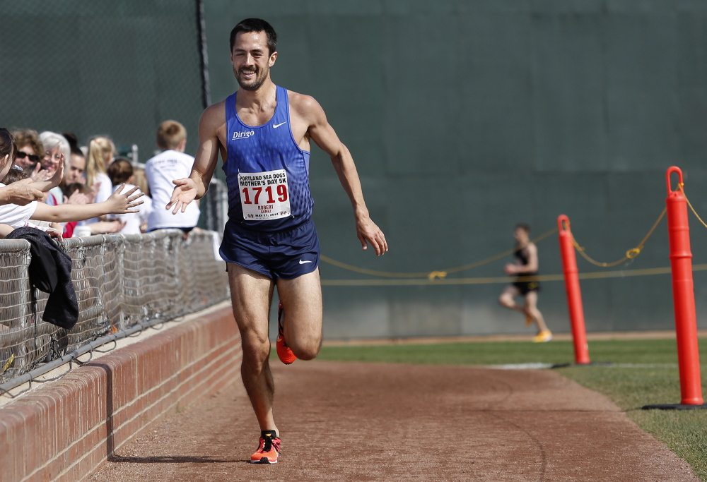 Rob Gomez of Portland wins the overall winner with a time of 15 minutes, 19 seconds.