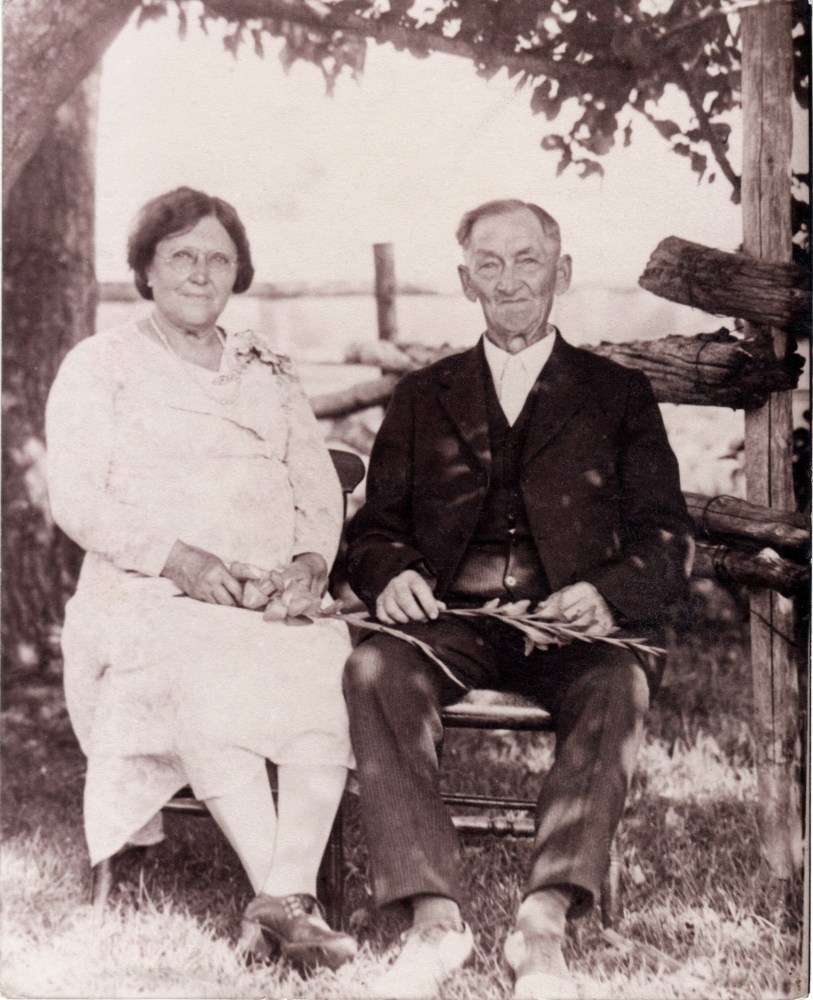 Effie and Charles Dickey pose on their 50th wedding anniversary. Family members of the Caanan couple’s 22 children are searching for at least one descendant from every remaining branch of the family for their Aug. 23 reunion in Clinton.