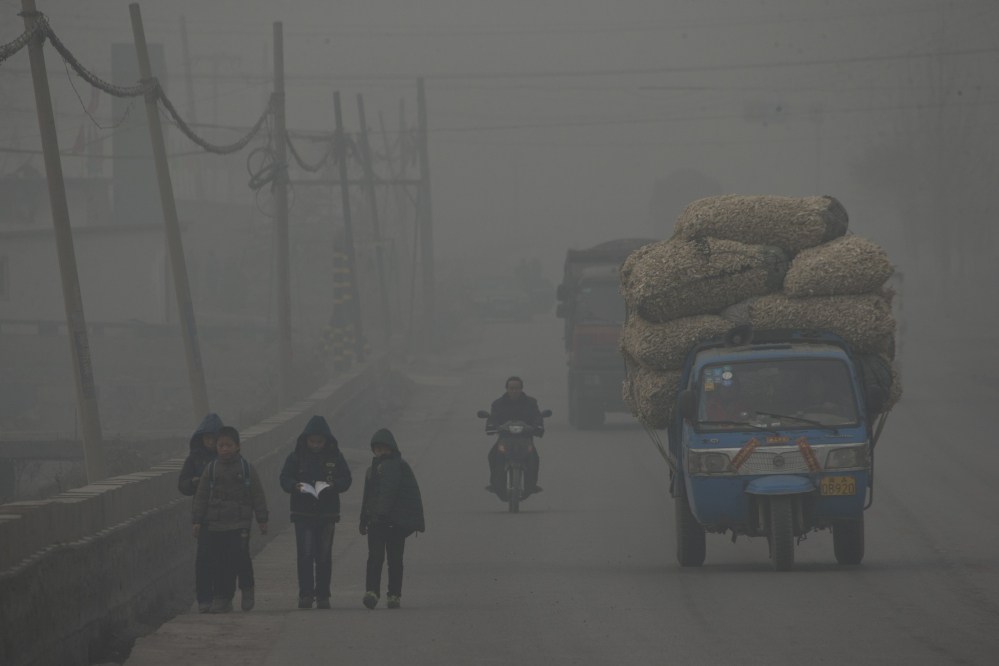 Children walk home after school on a severely polluted day in Shijiazhuang, in northern China’s Hebei province. A groundbreaking agreement struck Wednesday by the United States and China puts the world’s two worst polluters on a faster track to curbing the heat-trapping gases blamed for global warming.