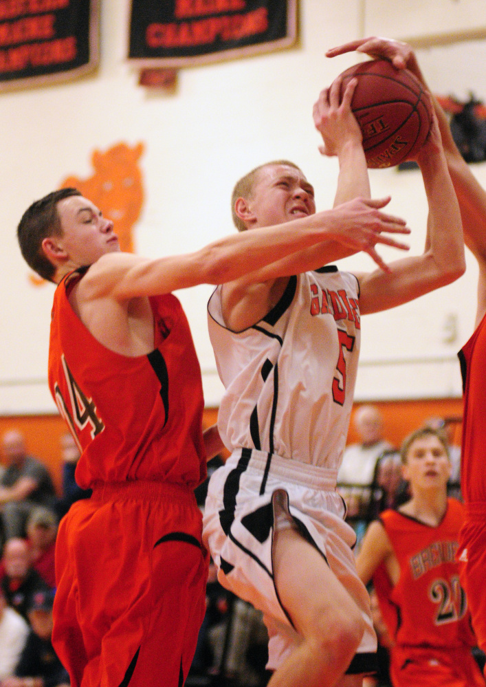 Brewer sophomore guard Kobe Rogerson, left, defends Gardiner sophomore guard Isaiah Magee on Friday in Gardiner.