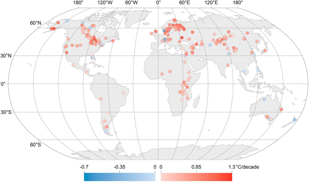 Map of trends in lake summer surface temperatures from 1985 to 2009.