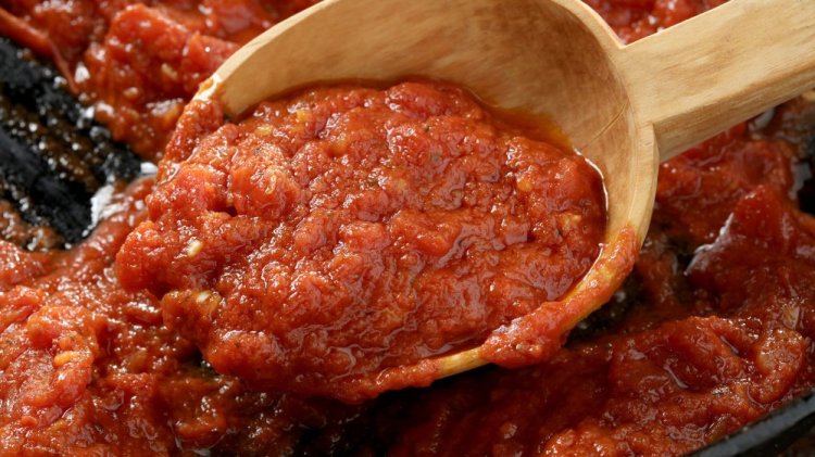 Pizzaiola, a brightly flavored sauce with the flavors of pizza, is made with tomatoes, olive oil, garlic, dried oregano and a little salt.