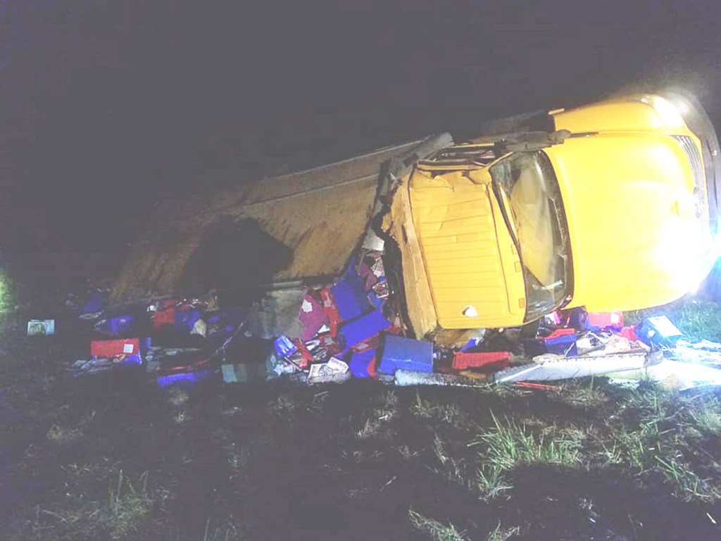 A driver suffered minor injuries after a truck carrying thousands of magazines crashed Thursday morning on the side of Interstate 295 in Richmond.