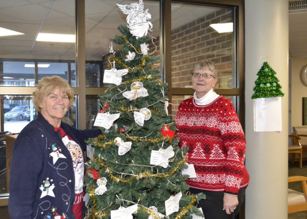 Auxiliary members Vickie Robbins, left, and Shannon Smith.