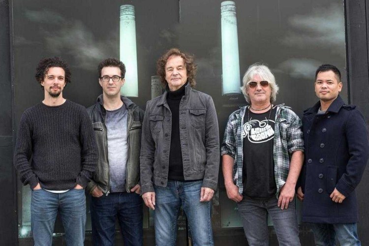 Colin Blunstone and his solo band.