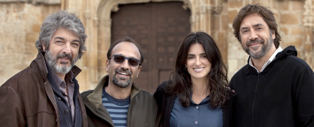 8983 ALTA-edit
(l-r.) Actor Ricardo Darín, director Asghar Farhadi, actors Penélope Cruz and Javier Bardem on the set of EVERYBODY KNOWS, a Focus Features release.
Credit: Teresa Isasi/Focus Features