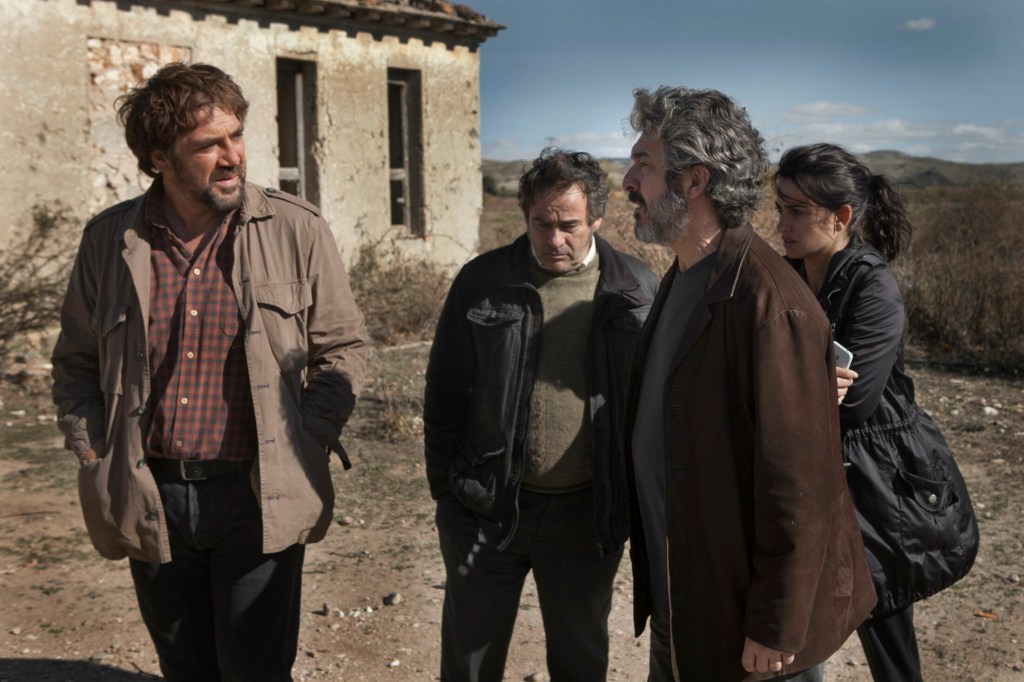 8S94_D001_07986_R_CROP(l-r.) Javier Bardem stars as Paco, Eduard Fernández as Fernando, Ricardo Darín as Alejandro and Penélope Cruz as Laura in Asghar Farhadi’s EVERYBODY KNOWS, a Focus Features release.Credit: Teresa Isasi/Focus Features